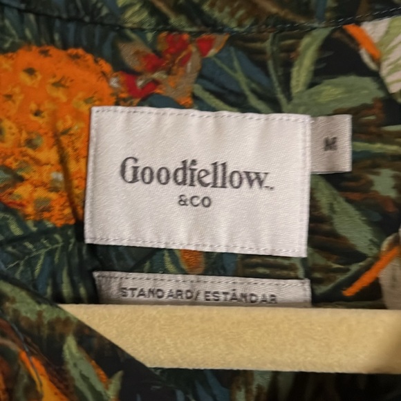 Rayon vacation Hawaiian style shirt. B7 - Picture 4 of 4